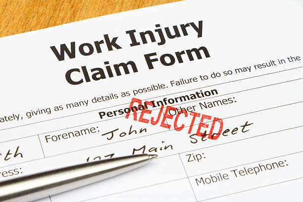 rejeté travail blessures formulaire de réclamation - insurance claim form rejection physical injury photos et images de collection