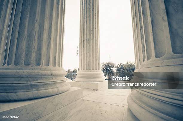 Foto de O Us Supremo Tribunal E Capitol Buildingwashington Dc e mais fotos de stock de Legislação