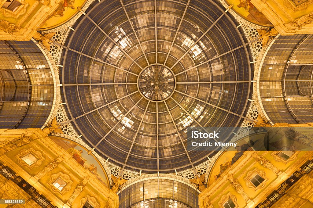 Cúpula da Galeria Vittorio Emanuele II na noite, Milão, Itália - Royalty-free Milão Foto de stock