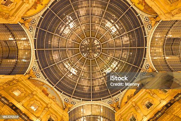 Cúpula Da Galeria Vittorio Emanuele Ii Na Noite Milão Itália - Fotografias de stock e mais imagens de Milão