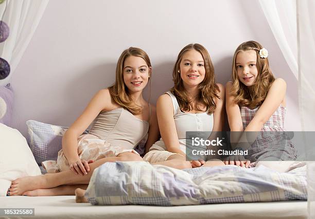 Las Tres Hermanas Sentado En La Cama Foto de stock y más banco de imágenes de 14-15 años - 14-15 años, 4-5 años, Adolescente
