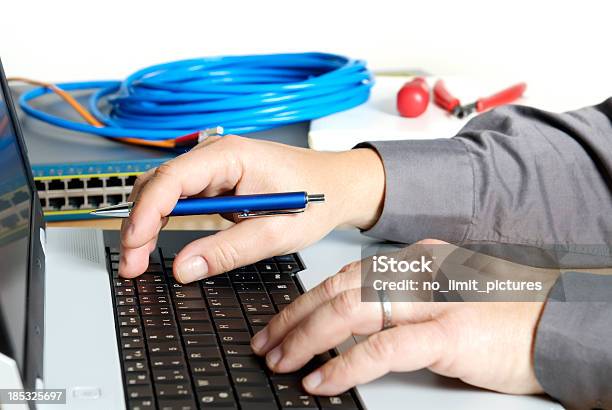 Ingegnere Sul Posto Di Lavoro - Fotografie stock e altre immagini di Fibra ottica - Fibra ottica, Attrezzi da lavoro, Cacciavite