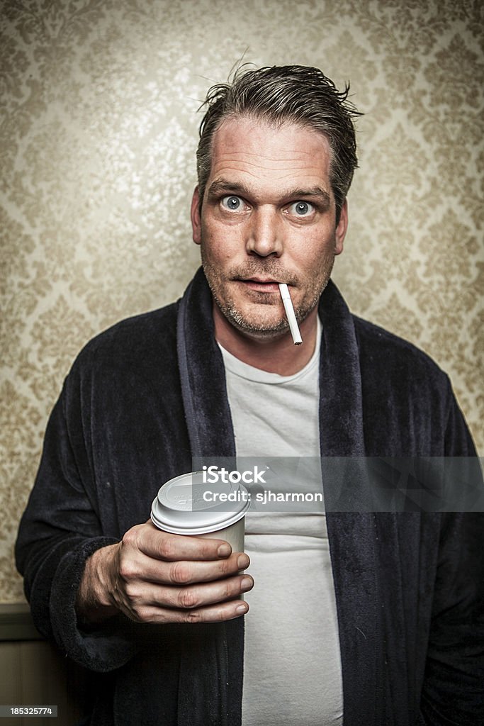 Unshaven człowiek otwarty szlafrok z papierosów, spożywania kofeiny jitters kawy - Zbiór zdjęć royalty-free (40-44 lata)