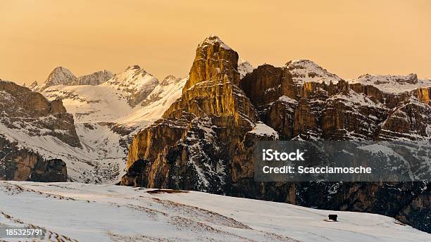 Puesta De Sol Sobre Las Montañas Foto de stock y más banco de imágenes de Aire libre - Aire libre, Ajardinado, Alpes Dolomíticos