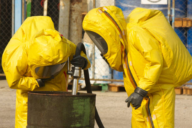 sammeln von gefährlichen güter - radiation protection suit toxic waste protective suit cleaning stock-fotos und bilder