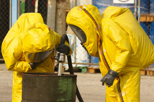 coletando mercadorias perigosos - radiation protection suit toxic waste protective suit cleaning - fotografias e filmes do acervo