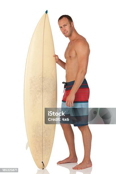 Hombre De Pie Con Tabla De Surf Foto de stock y más banco de imágenes de 30-39 años - 30-39 años, Actividades recreativas, Adulto