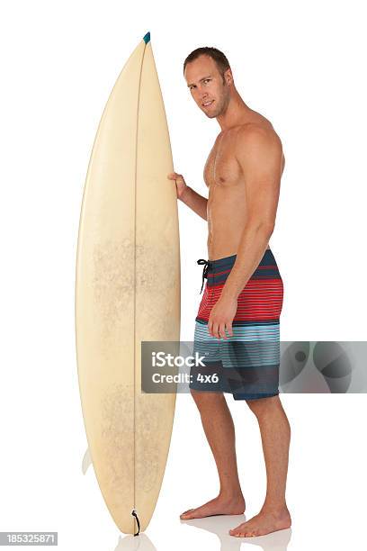 Homem De Pé Com Uma Prancha De Surf - Fotografias de stock e mais imagens de 30-39 Anos - 30-39 Anos, Adulto, Adulto de idade mediana