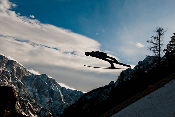 silhouette di salto con gli sci in mid-air - skill side view jumping mid air foto e immagini stock