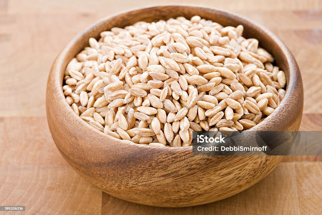 Farro In einer Runde Holz Schüssel - Lizenzfrei Farro Stock-Foto