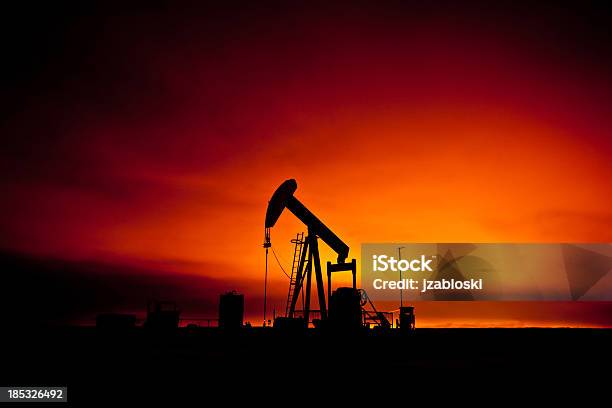 Photo libre de droit de Pumpjack Au Coucher Du Soleil banque d'images et plus d'images libres de droit de Alberta - Alberta, Pétrole, Pipeline