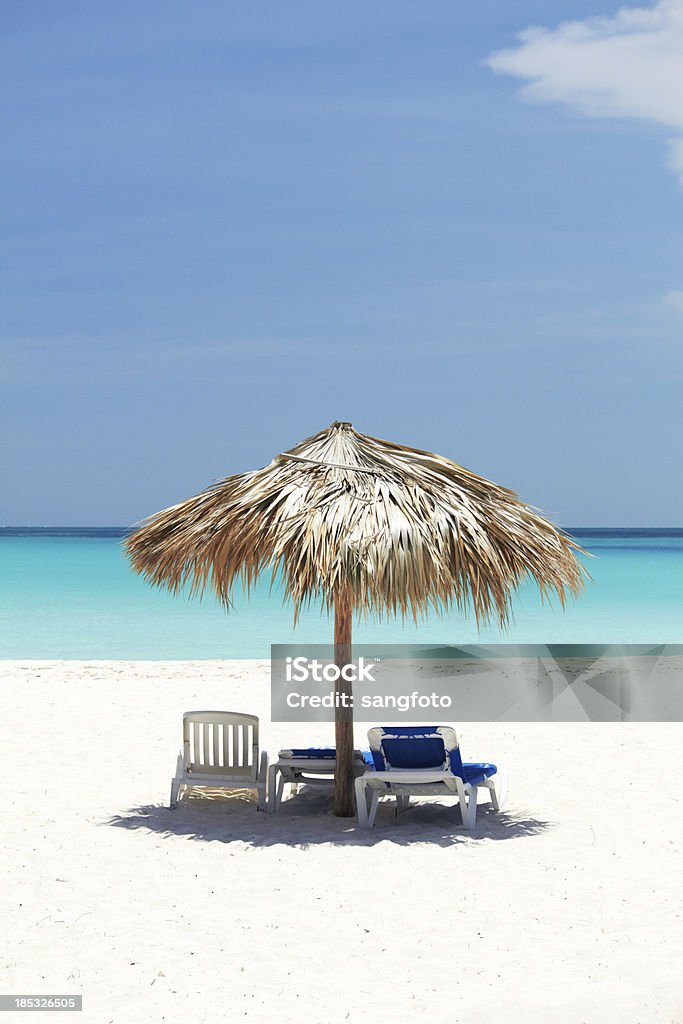 Scena della spiaggia con lettini e ombrelloni - Foto stock royalty-free di Acqua