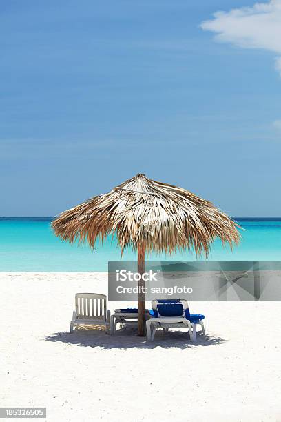 Foto de Cena De Praia Com Espreguiçadeiras E Guardasol e mais fotos de stock de América Latina - América Latina, Areia, Azul