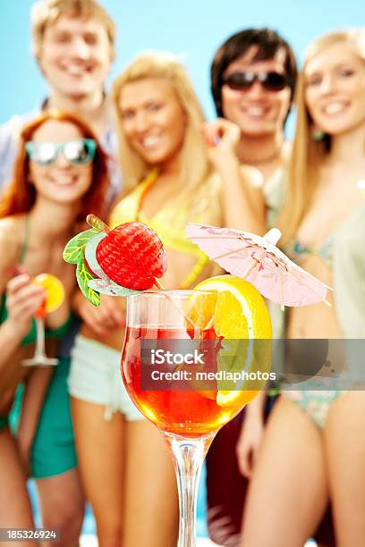 Sommercocktail Stockfoto und mehr Bilder von 20-24 Jahre - 20-24 Jahre, Alkoholisches Getränk, Bowle