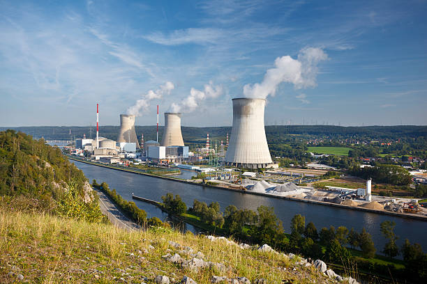 原子力発電所で川 - tihange ストックフォトと画像