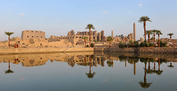 alte ägyptische reflektionen - luxor egypt temple ancient egyptian culture stock-fotos und bilder
