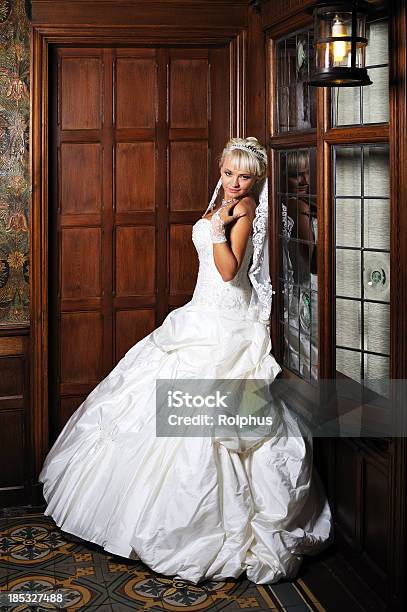 Beautful Rosyjski Panna Młoda W Białej Sukni Ślubnej Villa - zdjęcia stockowe i więcej obrazów 20-24 lata
