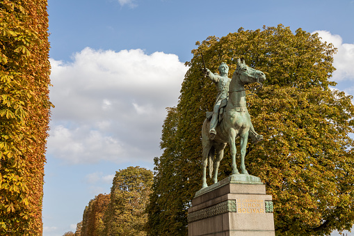 The equestrian statue of Simón Bolívar on the north bank of the Seine was given to Paris in 1930 by the Latin American countries he freed from the Spanish Empire to mark the 100th anniversary of Simón Bolívar's death.