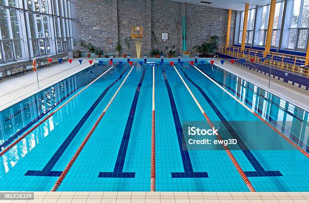 Piscina Vuota - Fotografie stock e altre immagini di Piscina - Piscina, Indicatore di corsia, Ambientazione interna