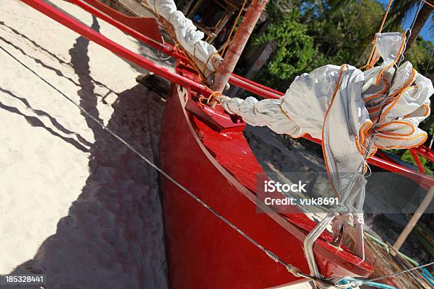 Remar De Vela Embarrancado Tradicional En La Playa Foto de stock y más banco de imágenes de Industria de la pesca - Industria de la pesca, Países en vías de desarrollo, Pescar