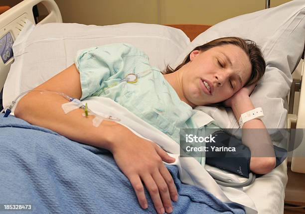 병원 입원 환자 버처 가운 On Hospital 침대 건강관리와 의술에 대한 스톡 사진 및 기타 이미지 - 건강관리와 의술, 누워있기, 눈 감기