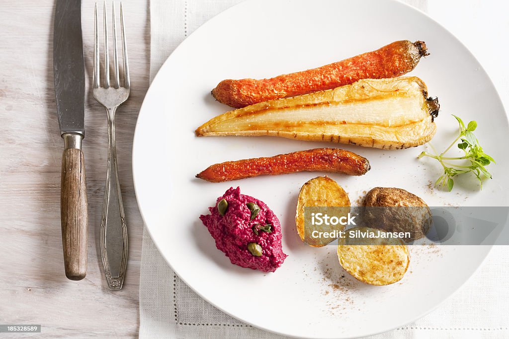 Repas végétalien servis sur une plaque blanche - Photo de Aliment libre de droits