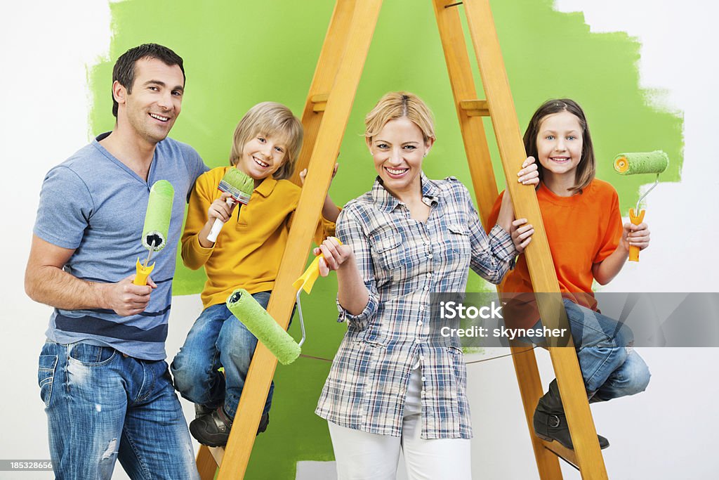 Glückliche Familie Malerei Mauer in der grünen Zone. - Lizenzfrei Attraktive Frau Stock-Foto