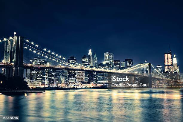 Puente De Brooklyn Por La Noche Foto de stock y más banco de imágenes de Aire libre - Aire libre, Anochecer, Arquitectura