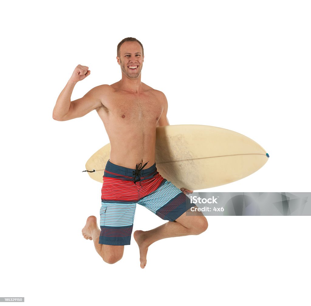 Człowiek przewożących Deska surfingowa i uśmiechania się, - Zbiór zdjęć royalty-free (30-39 lat)