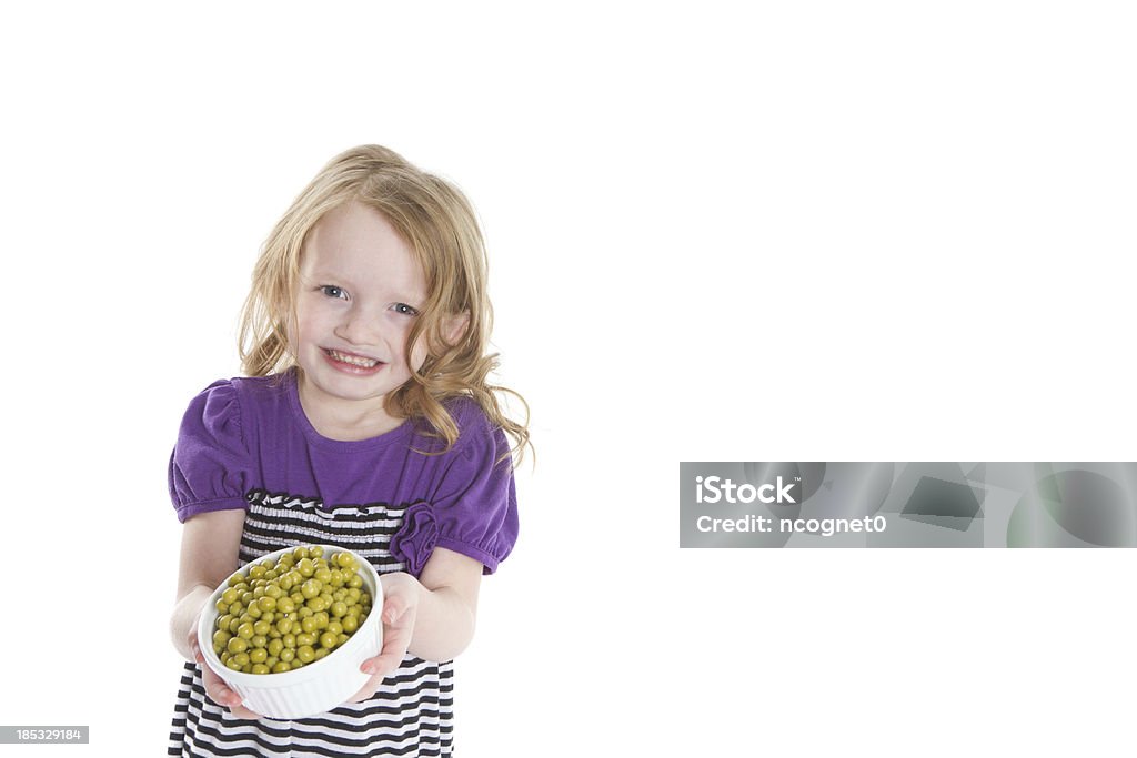 Enfant avec ses petits pois - Photo de Aliment libre de droits
