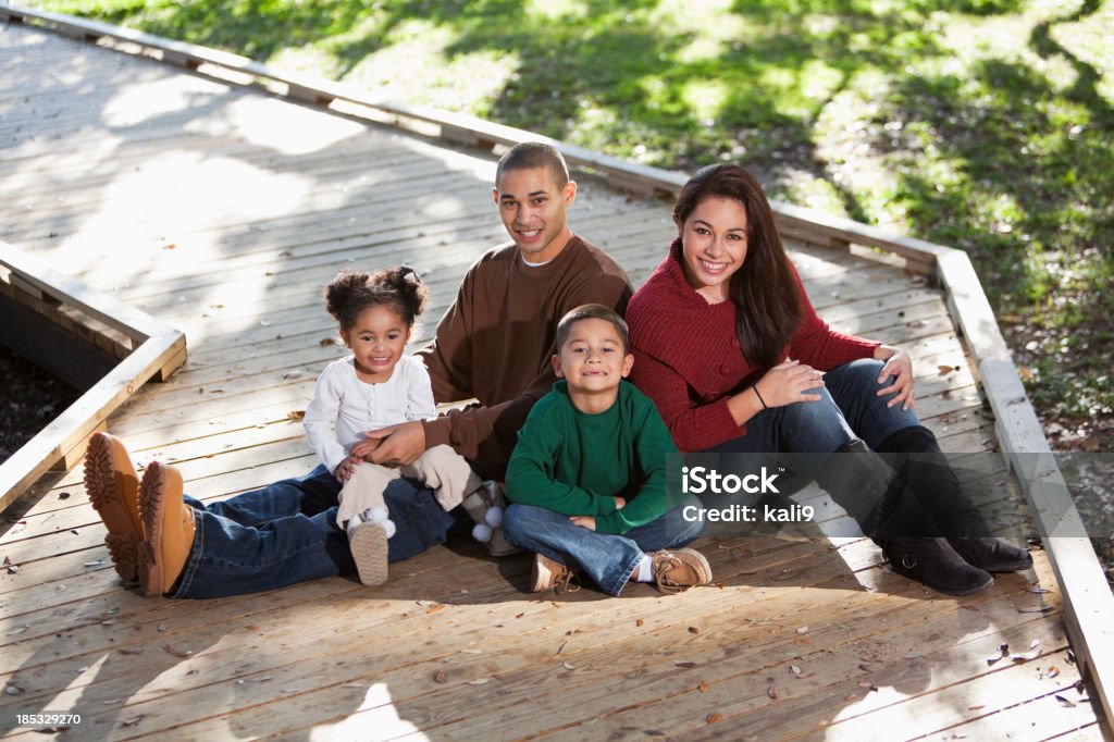 Giovane famiglia ispanica nel parco - Foto stock royalty-free di 2-3 anni