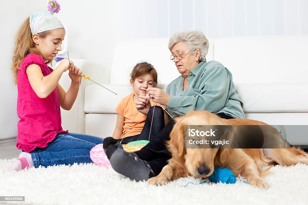 Babcia i wnuki na drutach w domu. - Zbiór zdjęć royalty-free (4 - 5 lat)