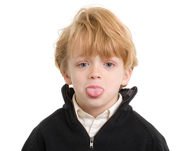 menino colocar a língua para fora - bullying child teasing little boys - fotografias e filmes do acervo