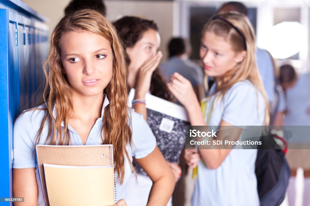 Weibliche teenager gossiping über ein teenager - Lizenzfrei Freundschaft Stock-Foto