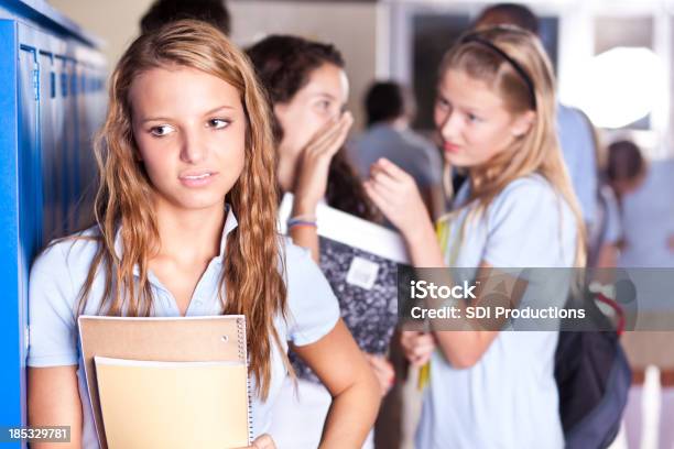 Weibliche Teenager Gossiping Über Ein Teenager Stockfoto und mehr Bilder von Freundschaft - Freundschaft, Schulgebäude, Grausam