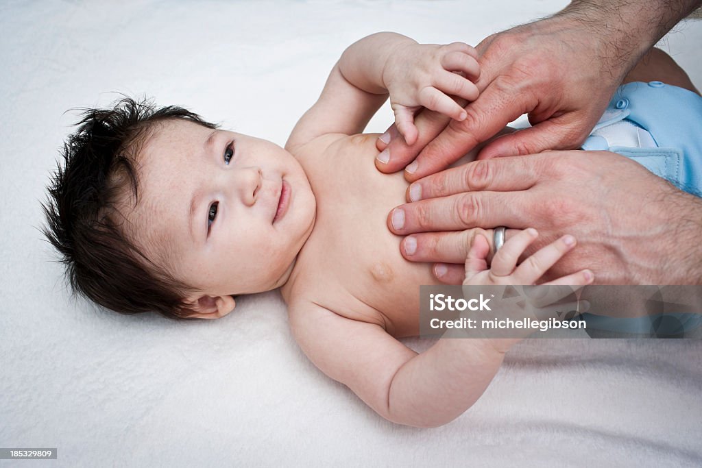 Père donnant un petit garçon un massage - Photo de Bébé libre de droits