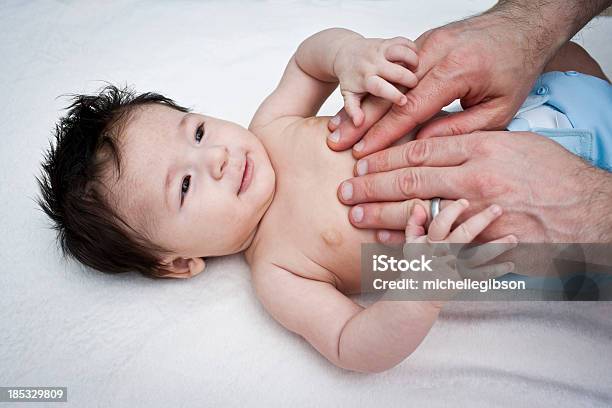 Pai Dando Uma Massagem Um Bebé Menino - Fotografias de stock e mais imagens de Bebé - Bebé, Massajar, Abdómen