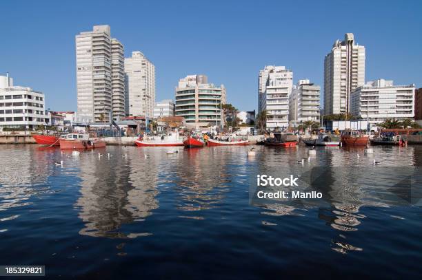 Punta Del Estepescatori Imbarcazioni E Il Centro Di Edifici - Fotografie stock e altre immagini di Acqua