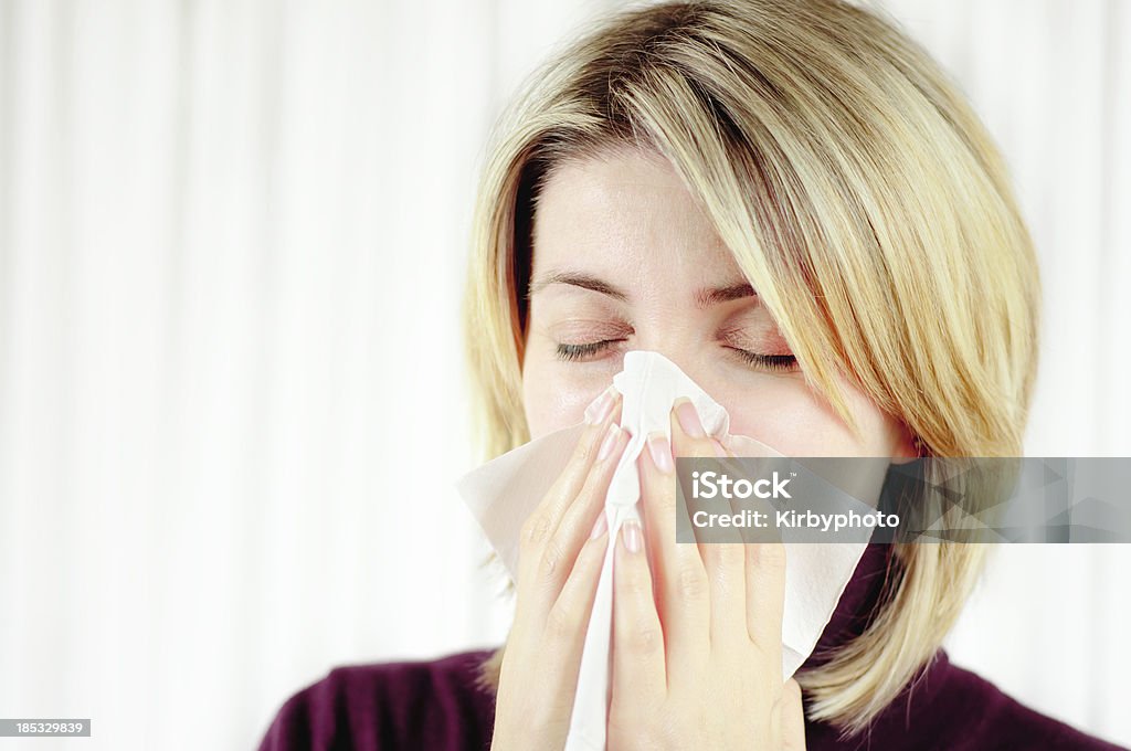 Frau, die Ihre Nase weht handkerchief - Lizenzfrei Allergie Stock-Foto