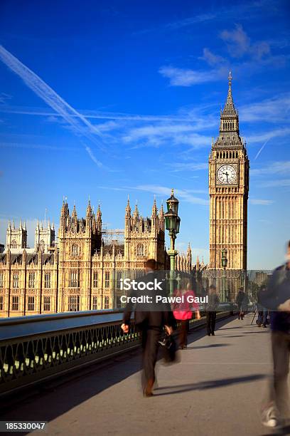 Foto de Usuários Em Westminster Bridge Em Manhã e mais fotos de stock de Big Ben - Big Ben, Capitais internacionais, Cidade