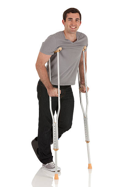 부상 남자 걷기 도움을 목발 - men crutch isolated support 뉴스 사진 이미지
