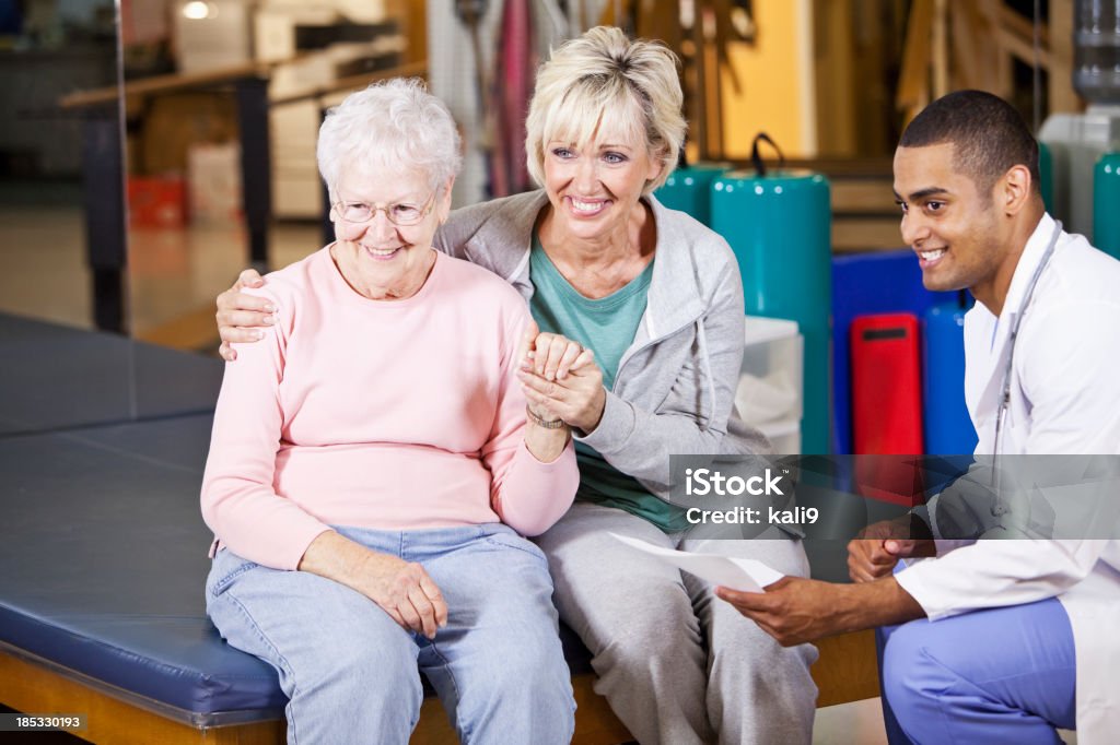 Femme Senior et adulte fille avec le Kinésithérapeute - Photo de Ergothérapie libre de droits