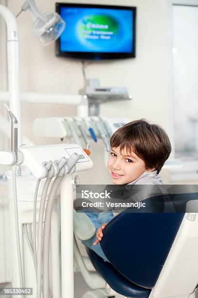 Ładny Chłopiec W Dentystyczna Operacja - zdjęcia stockowe i więcej obrazów Dziecko - Dziecko, Pacjent, Telewizor
