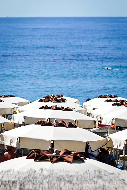 イタリアのビーチパラソル - sdraio ストックフォトと画像