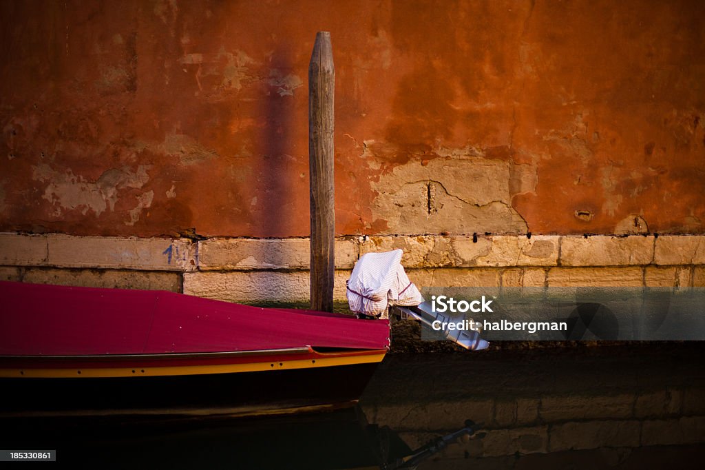 Ancorata esterno barca a Venezia, Italia - Foto stock royalty-free di Mezzo di trasporto marittimo