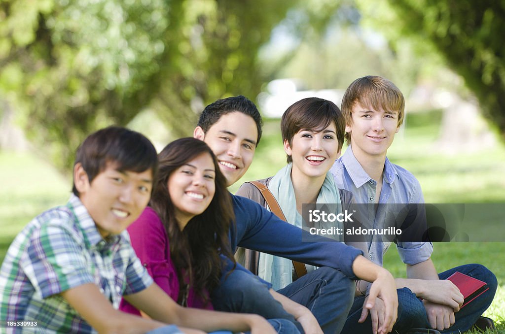 Sorrindo multiétnico amigos sentado ao ar livre - Foto de stock de 20 Anos royalty-free