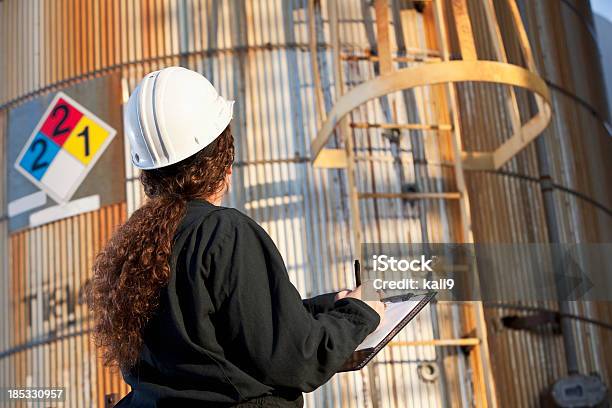 Mulher Trabalhador Na Fábrica Química - Fotografias de stock e mais imagens de Tanque de Armazenamento - Tanque de Armazenamento, Prancheta, Olhar atentamente