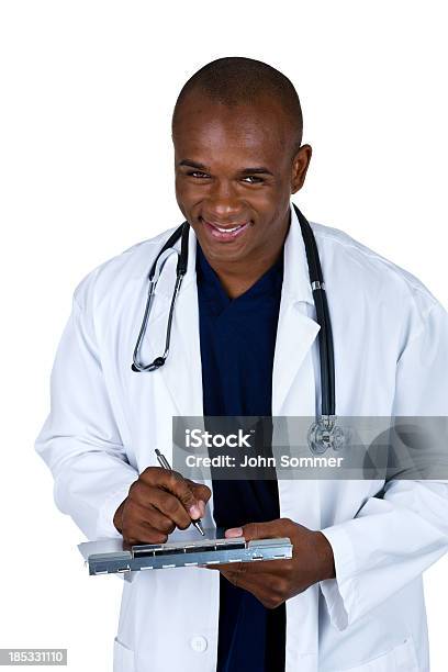 Médico Escrevendo No Gráfico De Médicos - Fotografias de stock e mais imagens de 20-29 Anos - 20-29 Anos, 25-29 Anos, Adulto