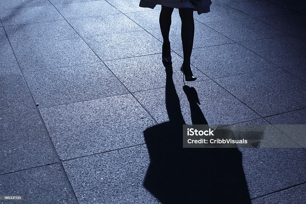 Einsame weibliche zu Fuß in Blau Nacht Schatten - Lizenzfrei Frauen Stock-Foto