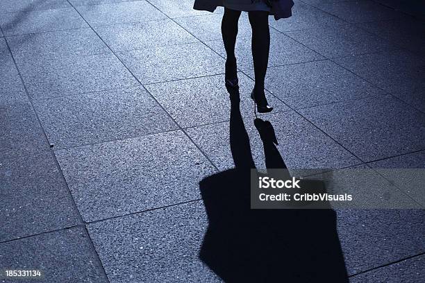 Einsame Weibliche Zu Fuß In Blau Nacht Schatten Stockfoto und mehr Bilder von Frauen - Frauen, Nacht, Gehen